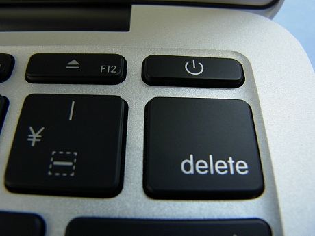 　電源ボタンはキーボードの右上にある。