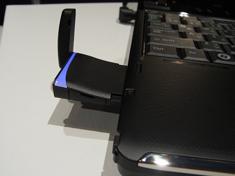 　ExpressCard型データ通信カードタイプの「F-06C」。2011年4月発売予定。