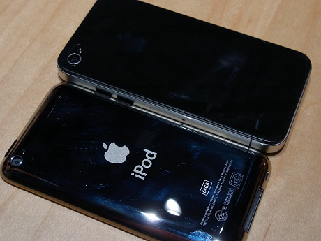　iPhone 4と並べてみると、iPhone 4の半分程度の厚みであることが分かる。