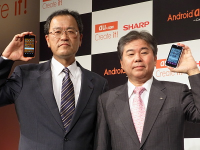 　KDDIとシャープは10月4日、おサイフケータイやワンセグに対応したAndroid搭載スマートフォン「IS03」を11月下旬より発売すると発表した。10月5日（特別招待日）から9日まで行われる「CEATEC JAPAN 2010」で展示される。

　これまで、日本の携帯電話にのみ搭載されていた機能をスマートフォンに盛り込むことで、「ユーザー目線にあった、日本人の求めるものを創出していく」とKDDI代表取締役執行役員専務の田中孝司氏は語った。

　田中孝司氏（左）、シャープ執行役員 情報通信事業統轄兼通信システム事業本部長の大畠昌巳氏（右）。