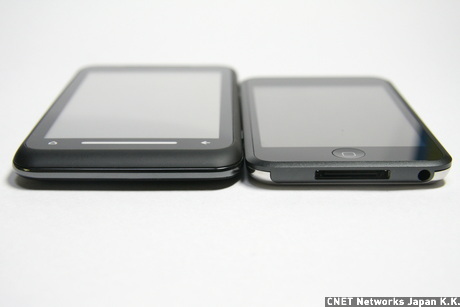 　T-01Aと「iPod touch」の薄さを比較。T-01Aは9.9mm、iPod touchは8.5mmとほぼ同じ薄さとなっている。iPhone 3Gは幅、長さともほぼiPod touchと同じだが、厚さは12.3mmとT-01A、iPod touchに比べれば厚みがある。