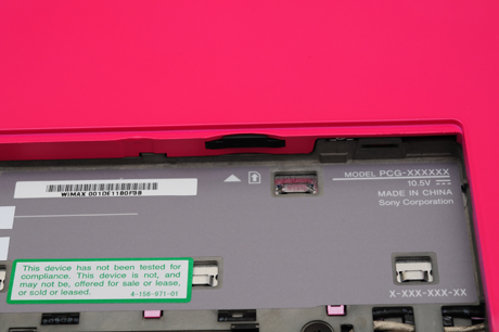 　無線WANモデル用のSIMカードスロットは、バッテリを外した中にある。