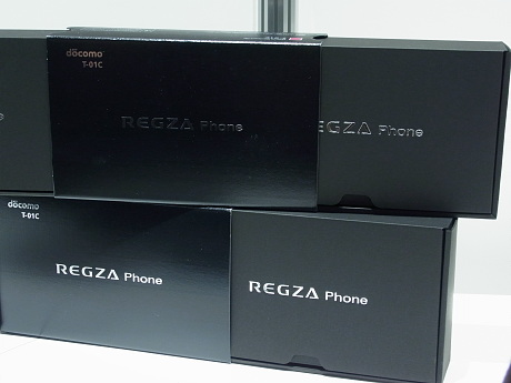 　REGZA Phone T-01Cのパッケージ。モバイルレグザエンジン3.0を搭載し、東芝液晶テレビ「レグザ」の高画質化技術（超解像、フレーム補間など）を搭載している。