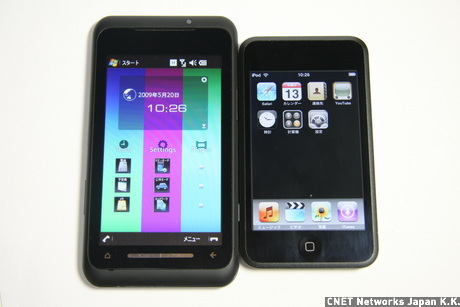 　T-01Aと「iPod touch」を比べたところ。T-01Aは約129×70mmの本体サイズに4.1インチ液晶を搭載。iPod touchは110×61.8mmの本体に3.5インチ液晶を搭載している。