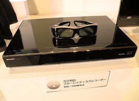 シャープ賞の、3D対応Blu-ray Discレコーダー「BD-HDW65」（各部門1名ずつ）