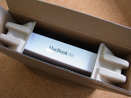 　テープをはがすと、いよいよMacBook Airのパッケージがお目見え。