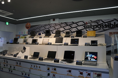 　東芝科学館（川崎市幸区）において、東芝ノートPC25周年を記念した企画展示が始まった。ここでは、主なPCを紹介する。写真は、展示された25年分の東芝ノートPC。