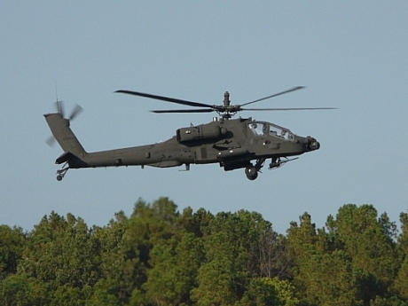 　次に紹介する発明には、長くて言いにくい名前が付けられている。「AH-64D Apache攻撃ヘリコプター向けに相互運用チーミングを実現する無人航空システムからの改良型ビデオ、レベル2（upgraded video from unmanned aerial system for interoperability teaming, level 2, for the AH-64D Apache attack helicopter）」というものだが、幸い「VUIT-2」という略称がある。Apacheのパイロットは、このシステムを利用することで、ヘリコプターの到着に先だって戦場で偵察や目標捕捉を行っていた「RQ-7 Shadow」などの無人航空機（UAV）から映像を受信することができる。この写真は、VUIT-2を装着して飛行するAH-64Dで、アラバマ州フォートラッカーでのテスト中に撮影されたもの。

　VUIT-2テクノロジは米陸軍の航空とミサイル開発およびエンジニアリングセンター（Aviation and Missile Research Development and Engineering Center）が開発したもので、2009年を通して実戦で使用された。