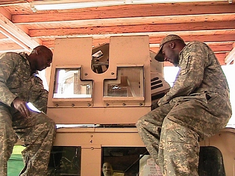 　OWEK（この写真にも写っている）は米陸軍の2007年の優れた発明に選ばれた「Objective Gunner Protection Kit（OGPK）」の後に続く装備だ。Picatinny ArsenalのARDECが考案したOWEKは2009年の数カ月にわたって実戦で使われた。