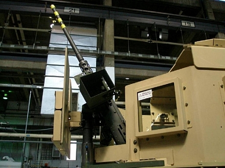 　Objective Weapon Elevation Kit（OWEK）を使うと、HumveeやMRAPのような車両の回転砲塔の砲手は角度80度で「M-2」マシンガンを上に向けることができる。従来は67度が限界だった。OWEKはベアリングスリーブと弾道スカートの2つの部分に分かれている。ベアリングスリーブは武器機構を5インチ（約12.7cm）強持ち上げる。弾道スカートは車両の屋根と前部のガンシールドの間の隙間を覆う。