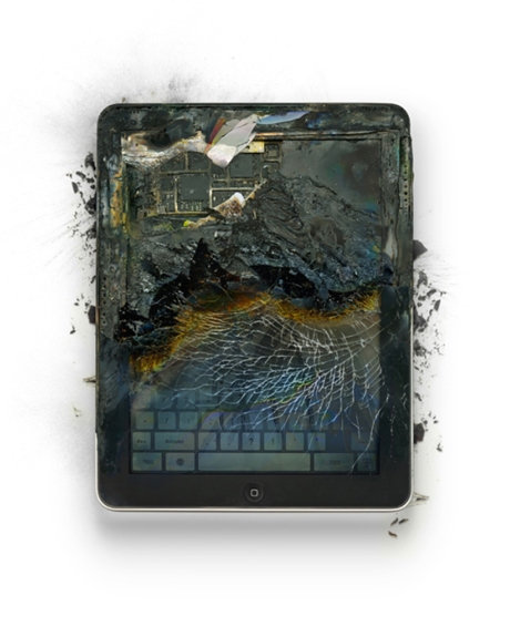 　「Book Burning」という作品。「iPad」がハンマーとバーナーで破壊されている。