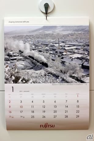 　「鉄道好き」垂涎といえば、こちら。富士通とジー・サーチさんからは今年も「世界の車窓から」カレンダーをいただきました。1月は雪晴れの中国黒龍江省を疾走する蒸気機関車の勇姿。力強い駆動音が聞こえてきそうです。