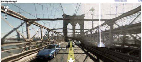 　Googleの新しいStreet View地図機能のためのブルックリンブリッジの写真は、誰かが走行中の車上から撮影したものだ。