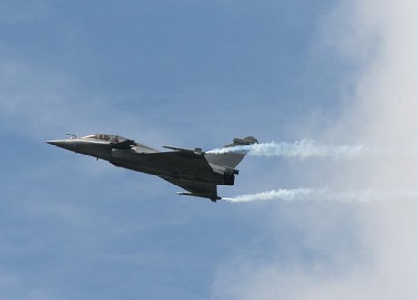　Dassault Aviationの「Rafale」は18日に開幕を記念する行事の一環として飛行した。