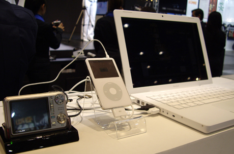 カシオの「EXILIM」もH.264方式による高画質ムービー再生のデモが行われていた。iTunes経由でiPodと接続し、iPod再生できることをアピール。