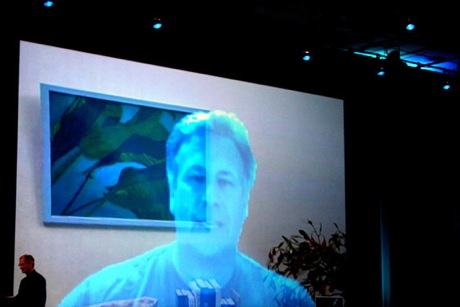 　Jobs氏（画面左下）は、Appleのマーケティング担当バイスプレジデントPhil Schiller氏（スクリーン上）とiChatをしながら、同ソフトウェアの新機能を紹介。