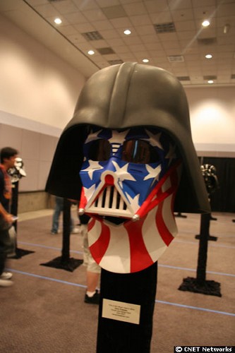 　映画「スター・ウォーズ」で人気度が高いキャラクターの1人と言えば、ダース・ベイダー。ロサンゼルスで開催された同作品のファンイベント「Star Wars Celebration IV」では、さまざまにアレンジされたダース・ベイダーのマスクが集められた。まずは、星条旗をあしらったベイダー。