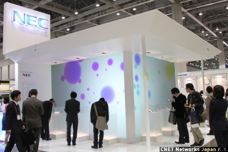 　財団法人日本ファッション協会は4月10日から12日まで、東京ビッグサイトでカラーデザインをキーワードに先端技術や素材、製品を紹介するイベント「COLOR SESSION 2008」を開催した。その中で、NECはブースを構え、時代とともに変遷してきた、NECの携帯電話を展示していた。
