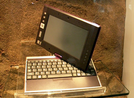 　ASUS製ノートPC。まだモデル名はついていない。同社の「ASUS R2H」の後継で、第2世代目のUltra Mobile PC（UMPC）のうちの1モデルとなる（第1世代の同社UMPCは2006年のCeBITで披露された）。7インチのTFT液晶を搭載し、解像度は800×480ピクセル。カメラ、Wi-Fi、Bluetooth、GPS機能を搭載する。