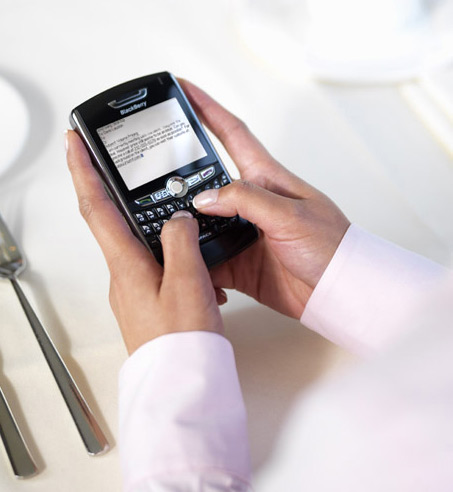 　BlackBerry 8820は、音声認識による音声ダイヤルや、Bluetooth 2.0を使ったハンドフリーハンドセットによる通話が可能である。