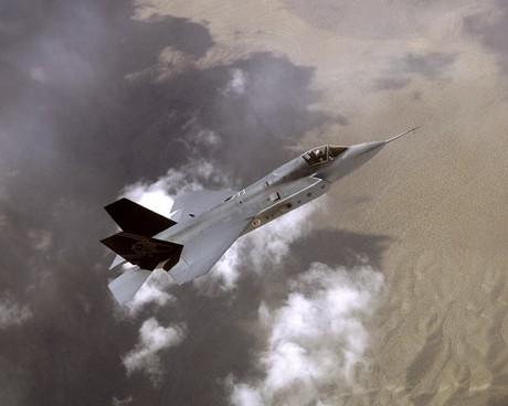 　次世代戦闘機の「F-35」は、今回の航空ショーでもかなりの話題を作りそうだ。同機はまだ初期のテスト飛行段階である。