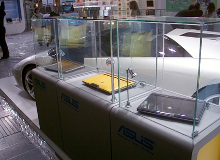 　ASUSのLamborghiniモデル。Lamborghiniの車体と並び、ひときわ目立って展示されている。