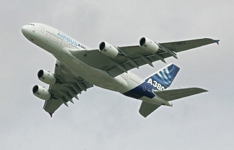 　ライバル関係にあるBoeingとAirbusの動向が、今回の航空ショーが開幕してすぐに注目を集めた。両社とも注目の新型旅客機を積極的に売り込んでいる。Airbusは、大型旅客機「A380」を今回披露した。Singapore Airlinesで10月から運航を開始する予定。Airbusはまた、中型旅客機「A350 XWB」に関する契約を結んだことも明らかにした。A350 XWBは、2013年から商業運航の開始を予定している。