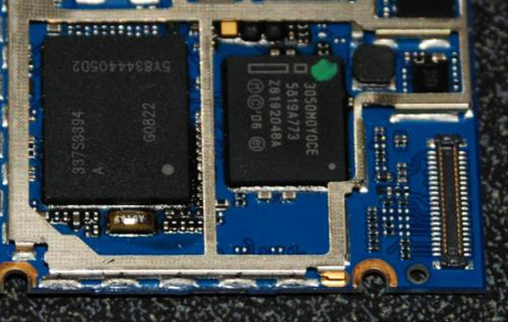 　左側には、Infineonのベースバンドチップ「Infineon 337S3394 WEDGE」がある。Wireless Industry Analystに掲載されているVijay Nagarajan氏のブログ記事によれば、このInfineonのSMP 3iチップは「『Infineon PMB8878』あるいは『Infineon XGOLD 608』に非常によく似ている。チップに『608xx』のラベルが貼られていることからも、そうだと思われる。また、前のiPhoneにも『S-GOLD2』ベースバンドプロセッサと確認された同様の部品が使われていた」という。

　右側にあるのは、Intel「3050M0Y0CE 5818A456」NORフラッシュチップだ。