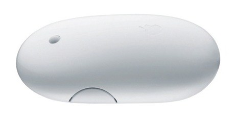 　Apple Computerの新しいワイヤレス「Mighty Mouse」。スクロールボールがある以外、その外観は同社製Bluetooth対応マウスと同じだ。