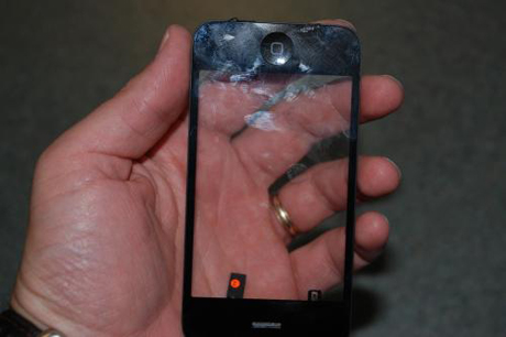 　透明なフロントカバーを見ると、iPhone 3Gのフロントカバーがいかに汚れやすいかわかる。