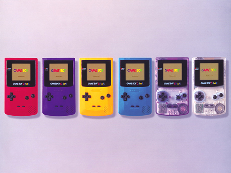 1998年にはカラー表示可能な携帯型ゲーム機「ゲームボーイカラー」が発売された。