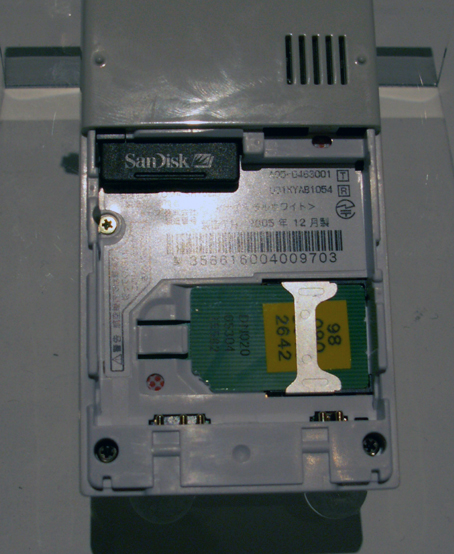 SH702iDは、電池パックをはずすとSDカードの挿し込み口がある。