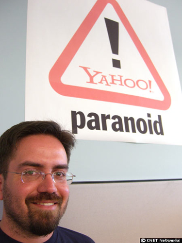 　「Chief Paranoid Yahoo」の肩書きを持つArturo Bejar氏は、セキュリティ業務の中核となる専従チームを率いる。チームのメンバーは「Paranoid」と呼ばれている。「セキュリティ担当者と話すということに対し、多くの人が先入観を持っている。だが、Paranoidと話すなら、感じ方は違ってくる」と話すBejar氏は、この名前を8年前に思いついた。形式ばらないこと、または少なくとも形式ばらない印象を与えることが、Yahooにとっては特に重要になる。というのも、Yahooが目指すのは、デジタル時代のセキュリティ標準策定の最前線にいる企業の中で、消費者にとって最も親しみやすい企業になることだからだ。