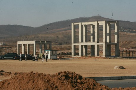 　中国北東部の工業地帯の中心都市である遼寧省大連にはまだ広大な土地が広がっている。大連工場で出荷が始まるのは2010年になってからの予定。