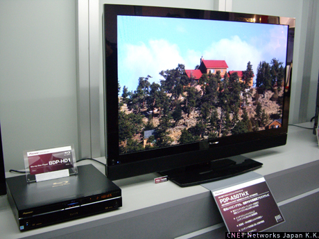 パイオニアブースでは、4月下旬発売のプラズマテレビ42型、50型を、日本未発売のBlu-rayプレーヤーと接続して展示していた。