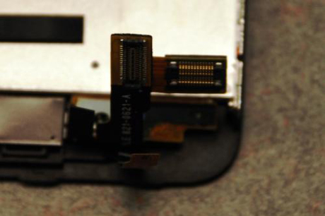 　これらのコネクタにより、液晶ディスプレイ、タッチセンサー、ヘッドフォンがメイン基板に接続される。