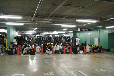 前日から行列を作っていたユーザーも数多く、始発前にはB4地下駐車場ほぼ埋まっている状況だった。