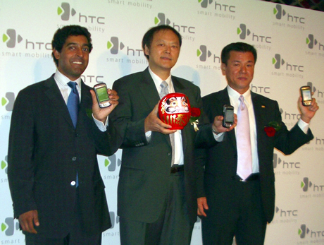 　左からMicrosoft OEMエンベデッドデバイス副社長のサンジェイ・チェダ氏、HTC最高経営責任者のピーター・チョウ氏、NTTドコモ法人営業本部プロダクトビジネス部長の三木茂氏。いずれもWindows搭載携帯電話の今後の拡大に自信を見せている。