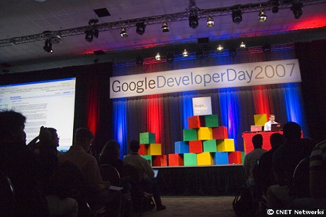 　「Google Developer Day」カンファレンスが米国時間5月31日、San Jose Convention Centerで開催された。このイベントは全世界10都市で丸1日をかけて行われた。開発者らが集まり、よりダイナミックなウェブ体験を作り出そうとGoogleが開発しているアプリケーション、特にマッシュアップなどに注目していた。