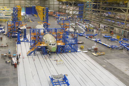 　航空機大手Boeingの2007年の大型プロジェクトは、ある夢を「文字通り」離陸させることにある。米国時間7月8日にボーイング787型機「Dreamliner」の第1号機が工場から姿を現し、夏後半に初フライトを迎える予定だ。Boeingが全く新しい飛行機を発表するのはおよそ10年ぶりのことだ。同社は28日、ワシントン州エヴァレットにある787型機の最終組み立て工場の開会式を大々的に行った。その工場で、多くの小さな部品からではなく、全世界のさまざまな提携企業から送られた巨大な複合構造から同機を組み立てる作業が行われている。例えば、胴体前部（セクション41）は、カンザス州ウィチタに拠点を置くSpirit AeroSystemsが製造した。787型機の第1号機の完成まであと数週間かかる。Boeingは最終的に、同機を3日に1機の割合で量産する予定だ。