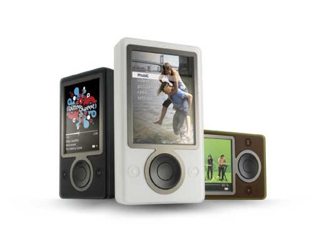 　MicrosoftはApple Computerの「iPod」の新たな競合となるデジタル音楽プレーヤー「Zune」を披露した。Zuneには、ブラック、ホワイト、ブラウンの3色が用意されている。また、内蔵するWi-Fi機能により、近くにある別のZuneデバイスと曲を全コーラス共有できるという。