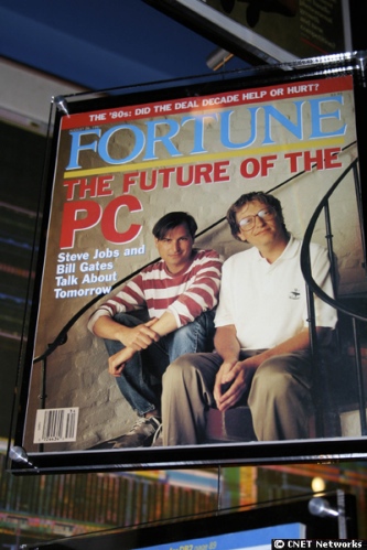 　Apple共同創業者で会長のSteve Jobs氏が死去したことが、米国時間10月5日のAppleの発表で明らかになった。Steve Jobs氏とMicrosoft会長のBill Gates氏。IT業界における2人の大物が共演した歴史を振り返る。2人はFortune Magazine誌の1991年8月号で共に表紙を飾った。Microsft本社内にある「Microsoft Visitor Center」に展示されている。＊編集部注：この記事は2007年に公開した記事の再掲載です。