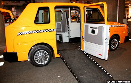 　Standard Taxiのドアは大きく作られており、車いすなどでも搭乗できるようにスロープをかけることができる。