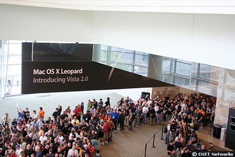 　WWDC会場で行列を作る参加者。「今年のWWDCは、4200人が登録する、これまでで最大規模のものになった」とAppleの最高経営責任者（CEO）、Steve Jobs氏は述べた。