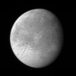 　New Horizonsから送られてきた、木星の衛星「エウロパ」の画像。月とほぼ同じ大きさだという。科学者らは、地殻の約60マイル（約96km）下には広大な海が存在すると推測している。New Horizonsからは、新たな手がかりとなる詳細な分析データが送られてくる予定だ。