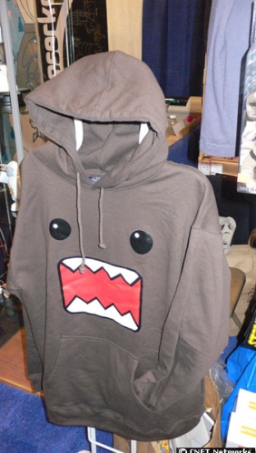　日本放送協会（NHK）のマスコットキャラクターである「どーもくん」をフード付きセーター。小売店Toy Tokyoのブースで販売されていた。