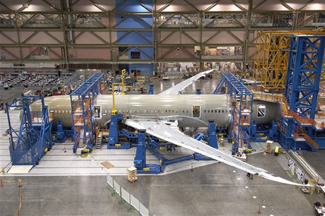 　Boeingでは、7月8日に1号機が完成予定の旅客機「787 Dreamliner」が注目を集めている。同旅客機は2008年中に運航を開始する予定となっている。この写真は6月時点のもので、翼部が取り付けられている。