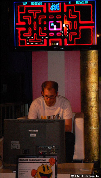 　本大会で2位に輝いたRobert Glashuettnerさん（オーストリア出身、28歳）がXboxでプレイする様子。1989年からパックマンに親しんでいるという。