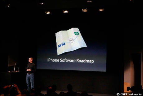 　Steve Jobs氏。ジーンズと黒のシャツといういつもの服装で登壇し、「iPhoneソフトウェアのロードマップ」について話すところから始まった。