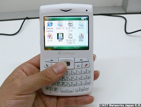 　国内で初めてWindows Mobile 6を搭載した端末も発表された。こちらはHTC製の「X02HT」だ。ストレートタイプのフルキーボード搭載端末となる。